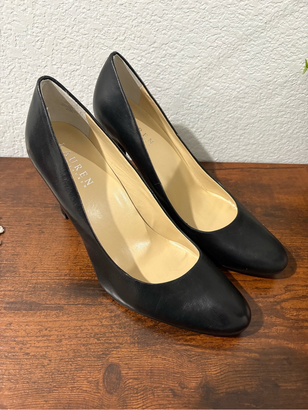 Lauren Ralph Lauren black leather pumps size 9B women’s